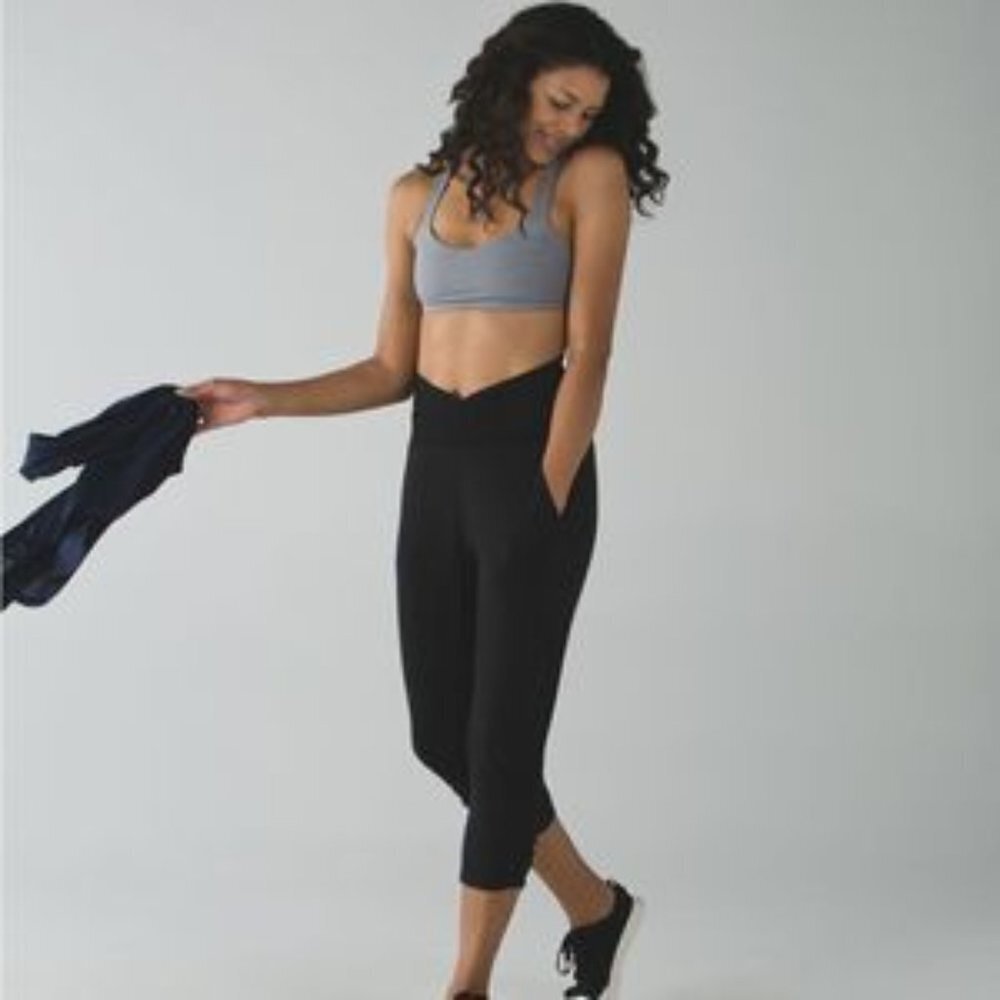 Lululemon Sunset Salutation Cropped leggings loose fit  ruched pockets Black 4